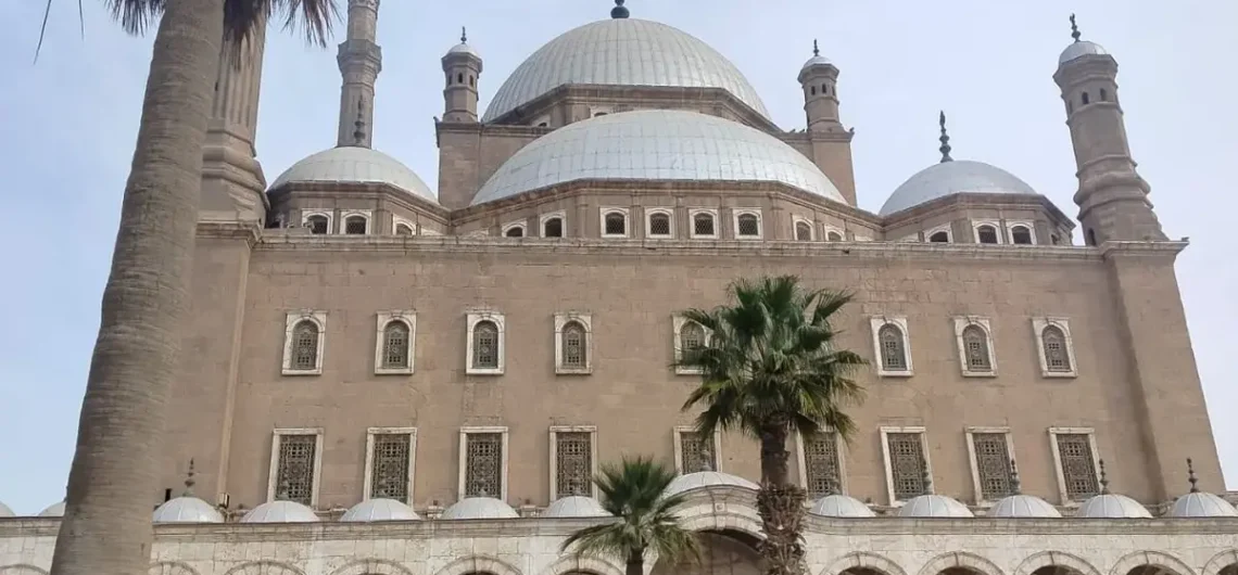 Mohammed Ali Moschee Kairo von außen mit Kuppeln und Minaretten.