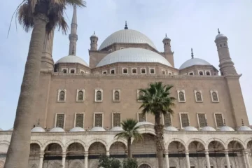 Mohammed Ali Moschee Kairo von außen mit Kuppeln und Minaretten.