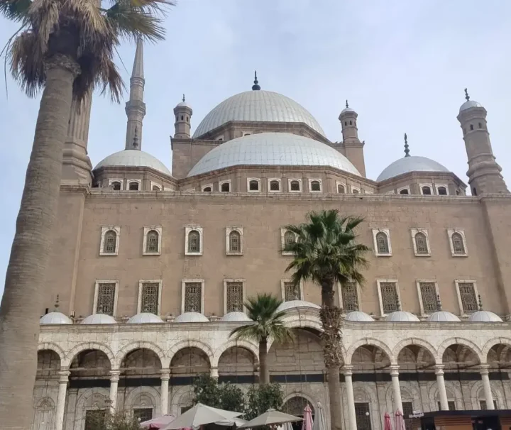 Mohammed Ali Moschee Kairo von außen mit Kuppeln und Minaretten.