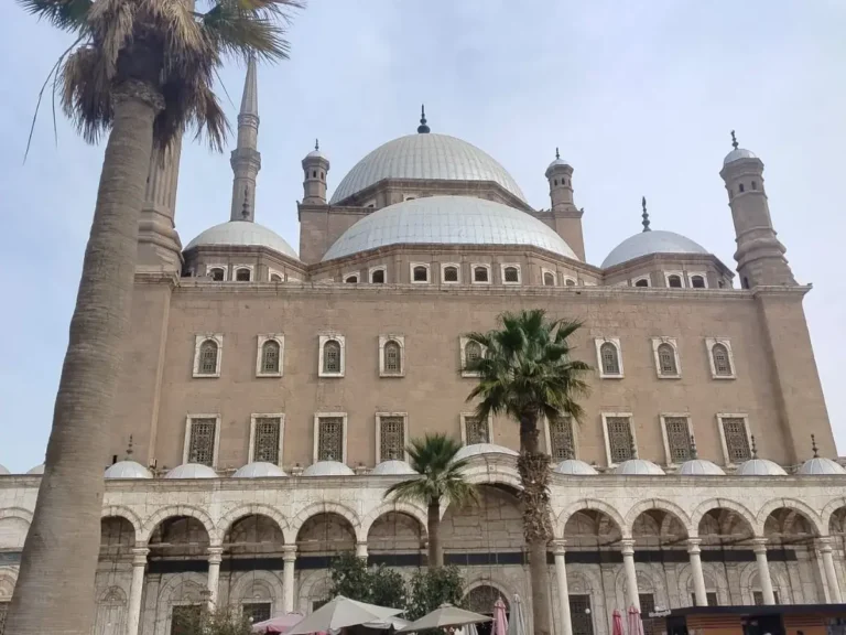 Mohammed Ali Moschee Kairo von außen mit Kuppeln und Minaretten.