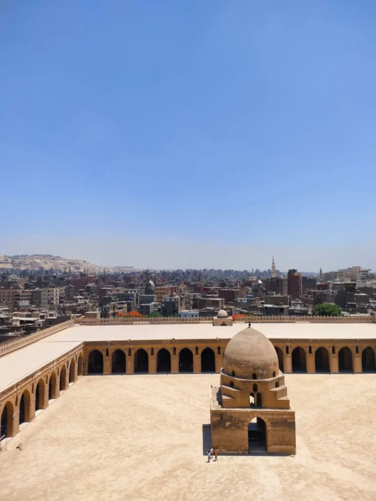 Ibn-Tulun-Moschee in Kairo mit großem Innenhof und historischem Minarett.