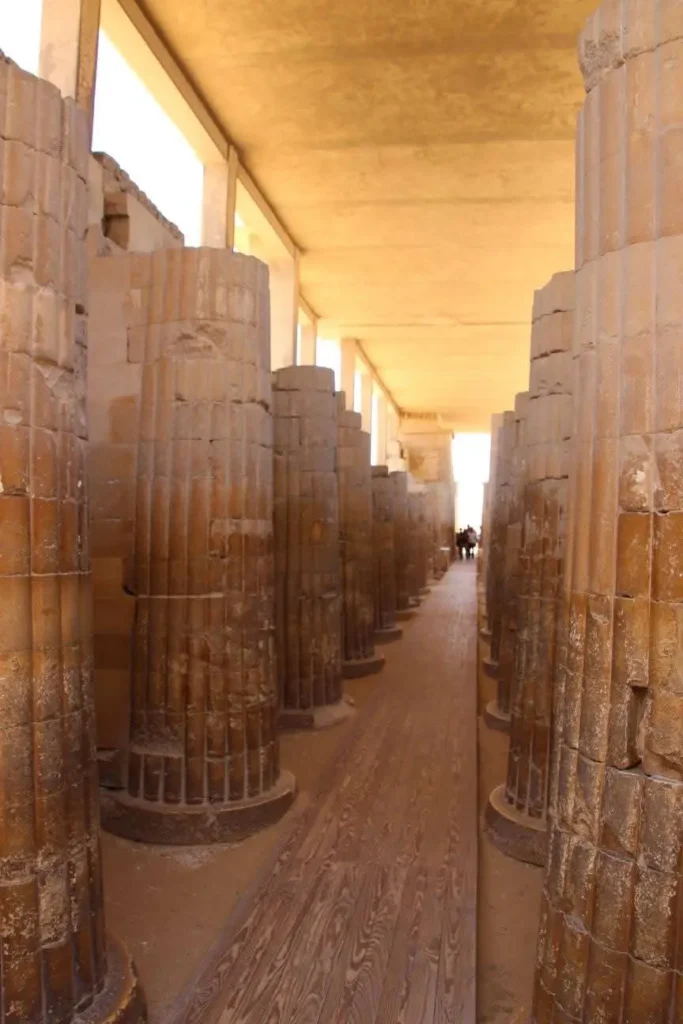 Säulenhalle im Pyramidenkomplex der Djoser-Pyramide in Sakkara.