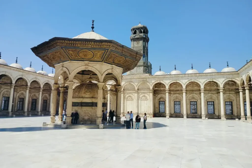 Historischer Innenhof der Mohammed-Ali-Moschee in Kairo.