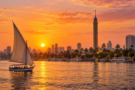 Kairo bei Sonnenuntergang mit Cairo Tower und privater Felukenfahrt auf dem Nil.