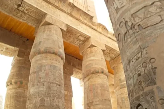 Luxor ab Kairo mit dem Zug – Säulen im Karnak-Tempel in Oberägypten.