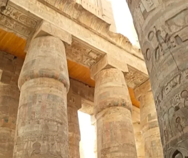 Luxor ab Kairo mit dem Zug – Säulen im Karnak-Tempel in Oberägypten.