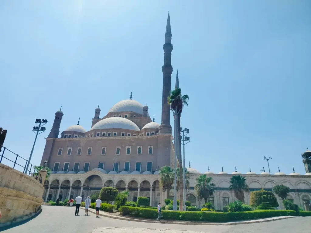Außenansicht der Mohammed Ali Moschee Kairo mit Kuppeln und Minaretten.
