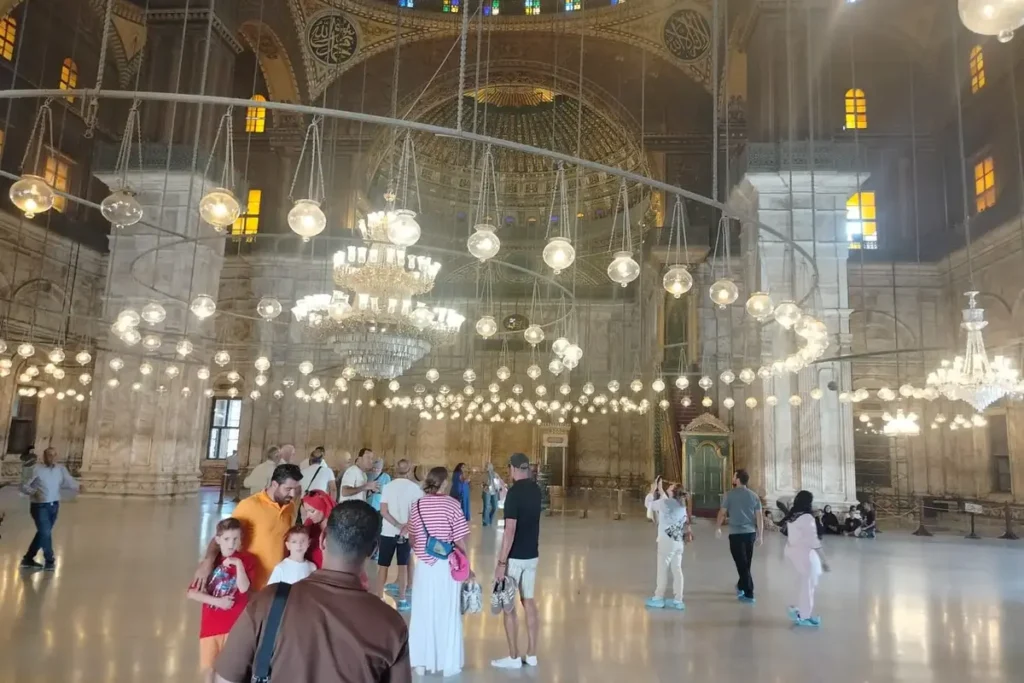 Innenraum der Mohammed Ali Moschee Kairo mit Kuppel und Kronleuchtern.