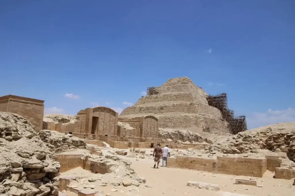 Sakkara Sehenswürdigkeiten mit einer historischen Pyramide in Ägypten.