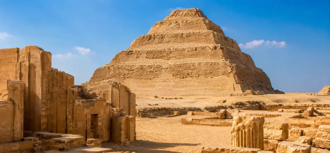 Sakkara Sehenswürdigkeiten mit der Stufenpyramide des Djoser.
