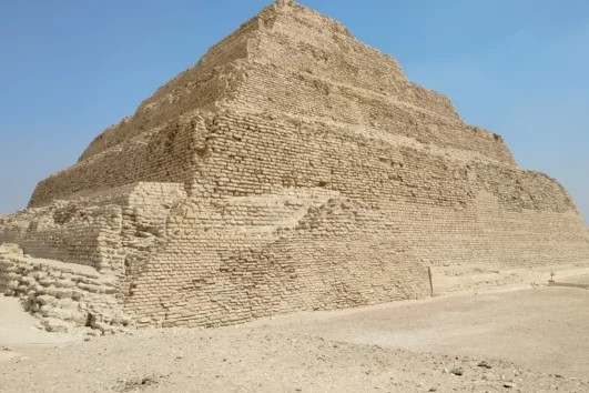 Sakkara Pyramide – die Stufenpyramide des Djoser in Ägypten.